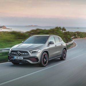 Der Mercedes GLA bleibt seiner dynamsichen Linie treu.