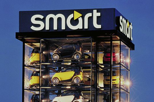 Smart: Arm und sexy – das ist nicht nur Berlin, sondern so werden auch Smart-Fahrerinnen gesehen. Ihnen stehen gerade mal 1.200 Euro zur Verfügung, entsprechend selten sind sie in beruflich hohen Positionen zu finden (6 Prozent). Doch das kommt gut an: Die überwiegend jungen (31 Jahre) Frauen (61 Prozent) gelten als attraktiv (61 Prozent). Das mag auch daran liegen, dass sie als fröhlich (56 Prozent) wahrgenommen werden. (Archiv: Vogel Business Media)