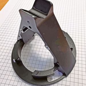 Das von Polymeca hergestellte Chassis verbindet die für die Präzision ausschlaggebenden Komponenten miteinander.(Bild:  Klaus Vollrath)