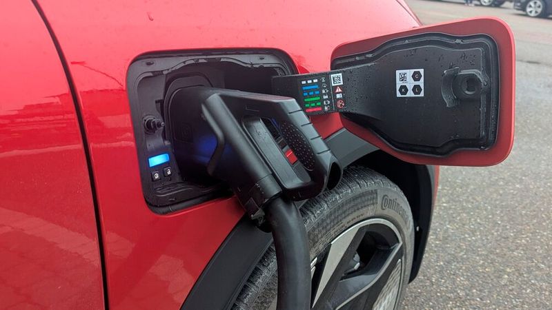 Auch bisher zurückhaltende Gruppen tendieren verstärkt zum E-Auto – bei Mietern nahmendie Umstiege im März um 86 Prozent zu, bei Autofahrern ohne Garage oder Carport um 75 Prozent.(Bild:  Simon – VCG)