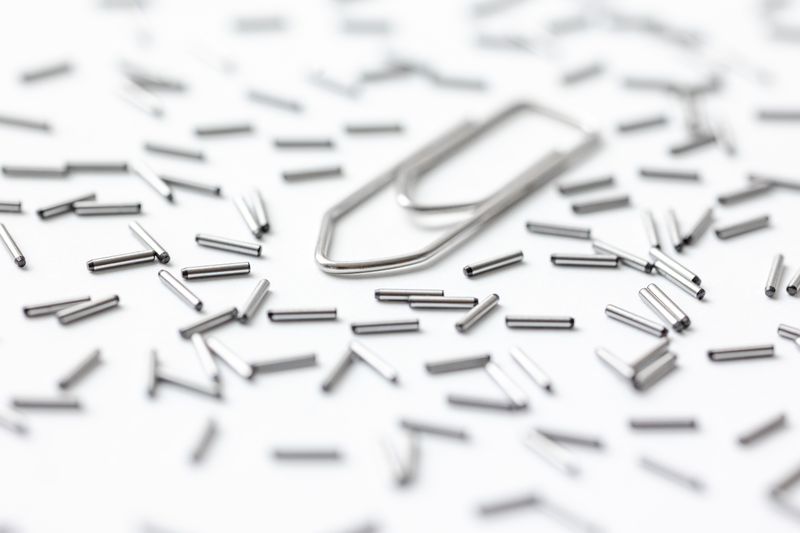 Die kleinsten von Feindreh hergestellten Teile haben einen Durchmesser von 0,8 mm. Im Bild Zylinderstifte in Relation zu einer Büroklammer. (Bild: Feindreh GmbH)