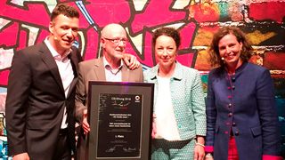 Preisübergabe: (v.li.) Andreas von Wallfeld (MBVD), Uwe Conrad, Katrin Heinig (beide Smart-Center Saarbrücken und Ulrike Mönnich (MBVD). (Foto: Smart-Center Saarbrücken)