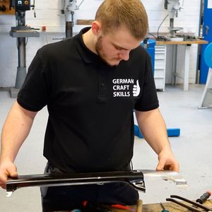 Jascha Alexander Andrews (Karosserieinstandhaltungstechnik) beim Formvergleich des nachzufertigen Segments.(Bild:  Dominsky – VCG)