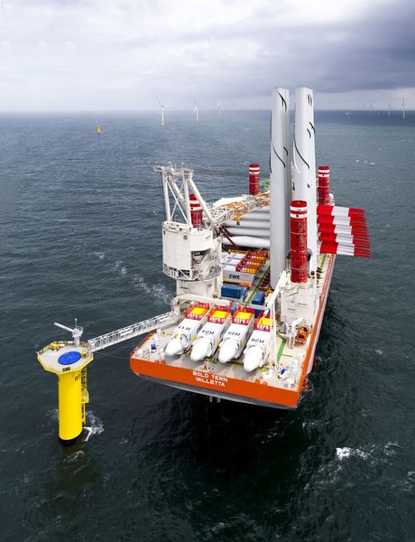 Zum Bau der Offshore-Windkraftanlagen sind Spezialschiffe notwendig. (Bild: Siemens)