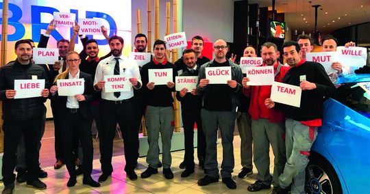 Das Team vom Düsseldorfer Autohaus Levy mit einigen Werten und Stärken, mit denen das Autohaus sein Ziel erreichen will, das beste Autohaus der Stadt zu sein.(Bild:  Autohaus Levy)