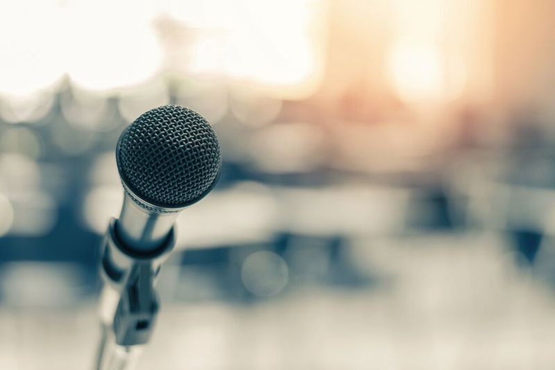 Das A und O bei einem Vortrag ist, dass Ihr Zuhörer versteht, was Sie ihm mitteilen wollen. Insbesondere Ihre Sprechweise nimmt viel Einfluss darauf. Ob nun durch zu leises oder zu langsames Reden oder Nuscheln – viele Faktoren können dazu führen, dass Ihr Zuhörer Sie nicht versteht und Sie weniger kompetent wirken. Versuchen Sie daher, mit lauter und klarer Stimme zu sprechen und Füllwörter wie „Ähh“ oder „Öhh“ zu vermeiden. (Bild: © Chinnapong - stock.adobe.com)