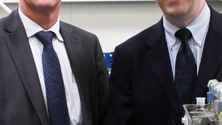 links: Henning Willig, Geschäftsführer Maximator GmbH
rechts: Jon Butler, Geschäftsführer Cinpres Gas Injection Ltd.  (Bild: Maximator)