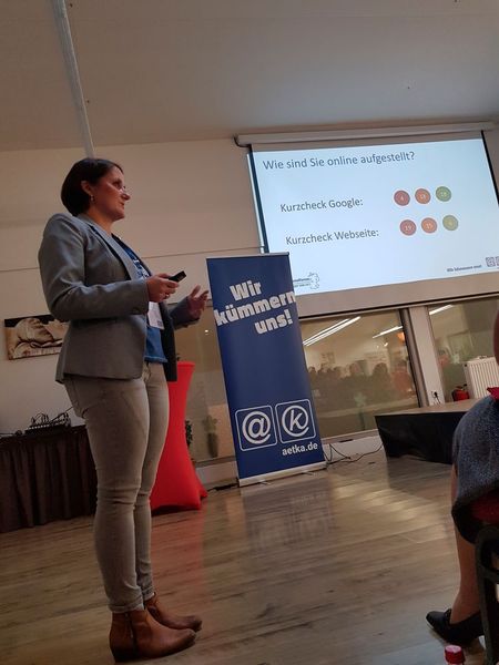 Carolin Hess (Leiterin des Aeka-eCOM-Teams) präsentiert den Teilnehmern in Langenbrettach ihren persönlichen Google-Check. (Aetka)