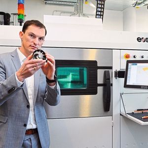 Dr. Thomas Neuenhahn, Head of Manufacturing Center of Excellence, Siemens: „Als besonders gut empfinde ich hier, dass die Technologieentwicklung dank der Vernetzung mit dem Fraunhofer-ILT und dem Cluster Photonik schnell abläuft.“ 