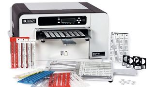 Mithilfe des Druckers für die Kabel- und Schalttafelkennzeichnung kann fast jede Schalttafel lückenlos gekennzeichnet werden, selbst wenn Klemmblöcke und andere Komponenten von unterschiedlichen Herstellern stammen.  (Brady Corporation)