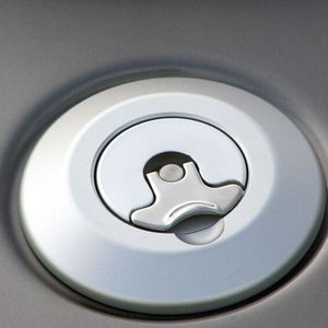 Schick und massiv wirkt die Tanköffnung aus Alu.(Bild:  SP-X/Mario Hommen)