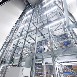 Blick auf die zwei Ebenen im Logistikzentrum von IVF Hartmann. Lediglich 400 Quadratmeter Fläche werden für die Kommissionierung der Waren benötigt, sagt Dematic, der Spezialist, der die Logistiksysteme beigesteuert hat.