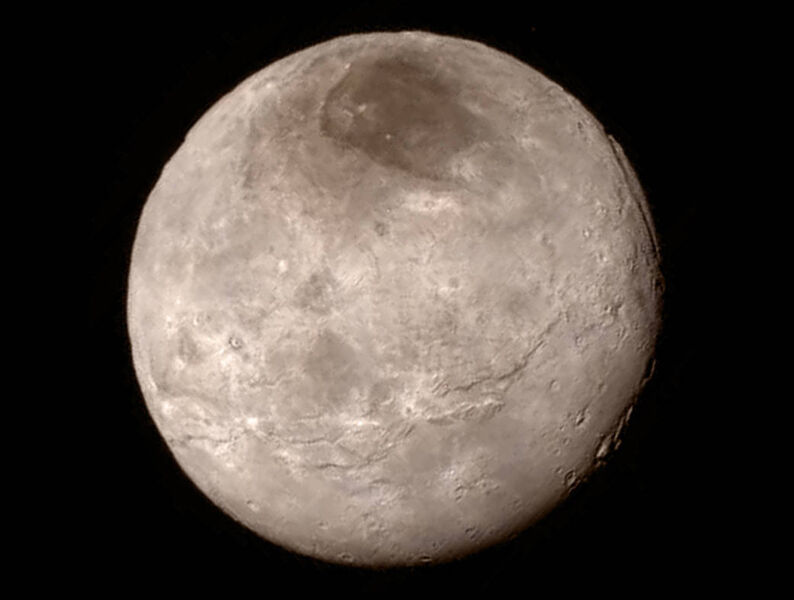 Charon, aufgenommen mit dem Teleskop LORRI: überraschend jung und mit unterschiedlichstem Terrain. (Bild: NASA)