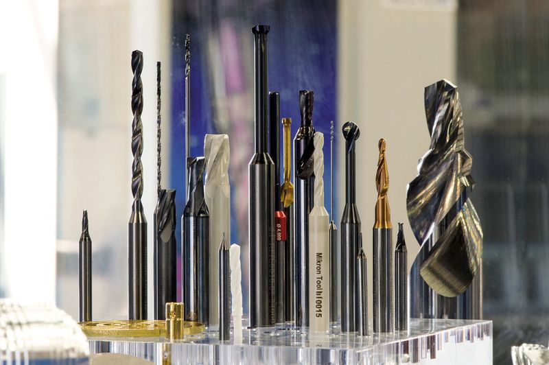 Ein Ausschnitt aus dem Entwicklungsprogramm der Mikron Tool SA Agno. Von Standard-Bohrern und Fräsern (0,08 bis 6 mm) bis hin zu  Sonderwerkzeugen (0,08 bis 32 mm). (Bild: Thomas Entzeroth)