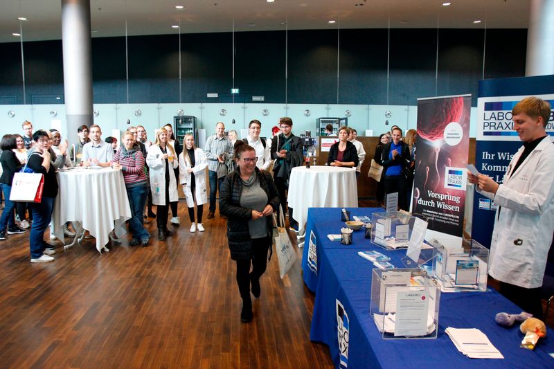 Die Preise: Extragroße Riesenmirkoben und ein 1.000-Euro-Einkaufsgutschein bei den ausstellenden Firmen.    Mehr Infos zu den kommenden LAB-SUPPLY-Messen finden Sie auf www.lab-supply.info.  (LABORPRAXIS, C. Lüttmann)