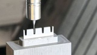 Coolcore-Spindel: Fräsen eines Grafitsteges. Das Twin-Air-Sealing-System garantiert eine trockene Spindelnase. (Step-Tec)