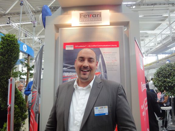 Robert Berger, Ferrari electronic, freut sich auf den Besucher. (Archiv: Vogel Business Media)