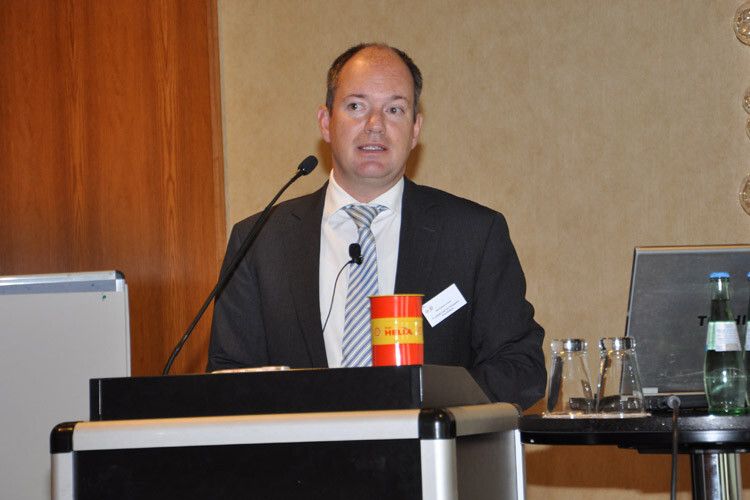 Rechtsanwalt Sven Köhnen von der Kanzlei Friedrich Graf von Westphalen erläuterte die Regelungen hinsichtlich der Ersatzteil- und Fahrzeugrückgabe sowie des Ausgleichsanspruchs nach Kündigung der Händlerverträge. (Foto: Wehner)