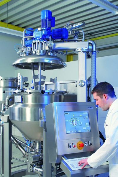 Dank der Visualisierung des Prozesses sieht der Mitarbeiter am Bedienterminal, welcher Prozessschritt gerade in Arbeit ist.  (Bild: AZO)