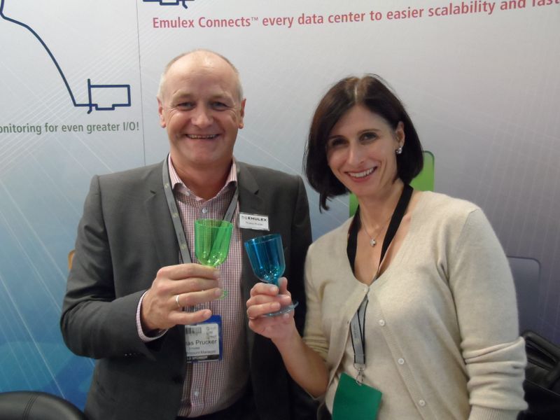 Die Stimmung ist gut, obwohl die Gläser noch leer sind: Thomas Prucker, Emulex, und Daniela Schilling, ITB Akademie. (Svenja Mohn, IT Business Akademie)