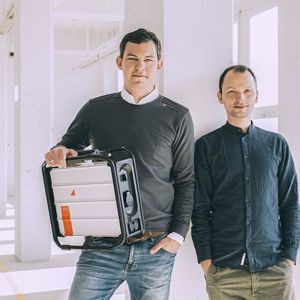 Die Gründer und Geschäftsführer von instagrid: Sebastian Berning (links) und Andreas Sedlmayr. Inzwischen ist das Team auf 45 Mitarbeiterinnen und Mitarbeiter gewachsen.