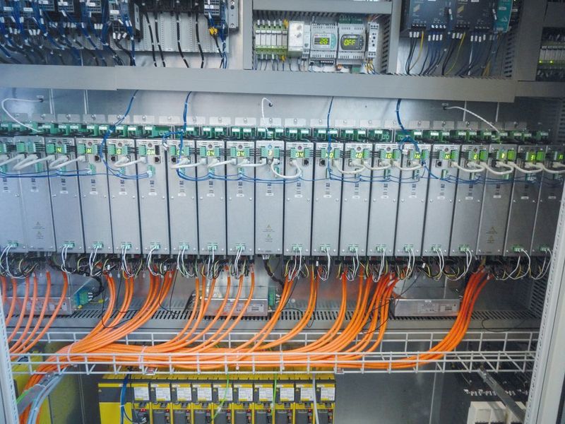 Ein Netzteil versorgt bis zu zwölf Antriebe in den Rundtaktmaschinen von Precitrame. Auf diese Weise wird jeweils nur ein Netzfilter und Bremswiderstand benötigt.  (Sieb & Meyer)