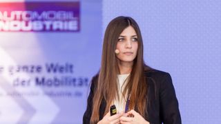 Rebecca Hitch von Jaguar Land Rover startete mit ihrer Keynote sehr gelungen den diesjährigen Leichtbau-Gipfel in Würzburg. (Foto: Stefan Bausewein)