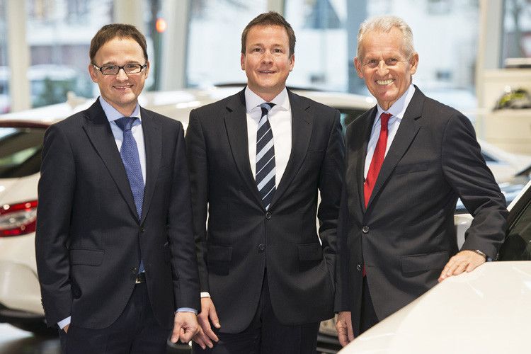 Der langjährige Kunzmann-Geschäftsführer Wolfgang Diehm (re.) hat sich zum Jahreswechsel aus dem operativen Geschäft zurückgezogen. Künftig lenken sein Sohn Karl Diehm (li.) und Andreas Tetzloff die Geschicke des Unternehmens. (Foto: Kunzmann)