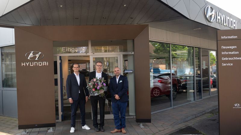 V. l.: Fritz Tiemeyer, Gesellschafter der Automobile Darmas und Assistent der Geschäftsführung, Frank Stephan, ehemaliger Inhaber des Autohauses Stephan, und Christian Simon, Geschäftsführer von Automobile Darmas.(Bild:  Automobile Darmas)