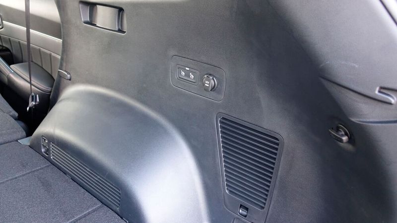 Die Rücksitzlehnen lassen sich vom Kofferraum aus flachlegen, eine Steckdose gibt es obendrein. (Bild: Rosenow – VCG)