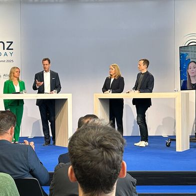 Gastgeber und Gäste in einer Gesprächsrunde während des 13. Allianz Motor Days. Dritter von links: Dr. Christian Sahr, Geschäftsführer des AZT. (Bild: Diehl – VCG)