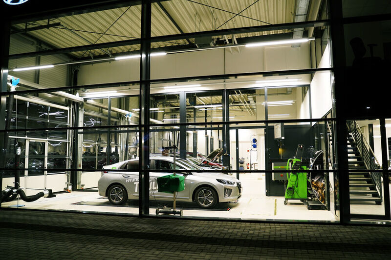 Neben einer Ausstellungsfläche von 400 Quadratmetern verfügt der Neubau über sieben Arbeitsplätze für Service und Fahrzeugpflege. (Thüllen/Chris Neumann)