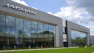 Die neuen Jaguar-Land-Rover-Verträge, die der Kronberger Importeur im November 2022 gemeinsam mit der Kündigung der aktuellen versendet hatte, treten bereits im kommenden Sommer in Kraft. (Bild: Mauritz – »kfz-betrieb«)