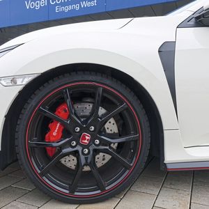 Die Honda-Ingenieure konnten die Gewichtsverteilung um drei Prozent von vorne nach hinten verlagern. Die Brembo Vierkolben-Bremssättel greifen bei Bedarf kräftig zu.(Bild:  Sven Prawitz/»Automobil Industrie«)