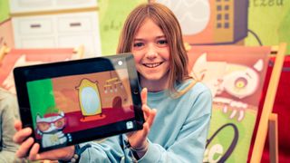 Die Spiele-App „Katze Q – ein Quanten-Adventure“: Gemeinsam mit der halb toten Katze Q und Schrödingers Urenkelin Anna lässt die App Spieler eintauchen in die rätselhafte Quantenwelt.  (Bild: Tobias Ritz/ct.qmat)