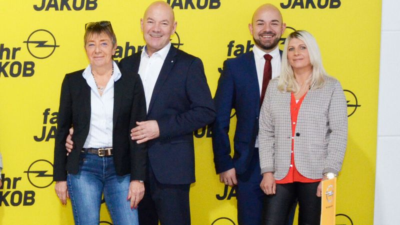 Peter Jakob: „Warum sind die Frauen immer im Hintergrund?“ – Senior-Chefin Petra Jakob (links) und Junior-Chefin Marta Jakob vor ihrem Mann Benjamin.  (Bild: Rehberg / »kfz-betrieb«)