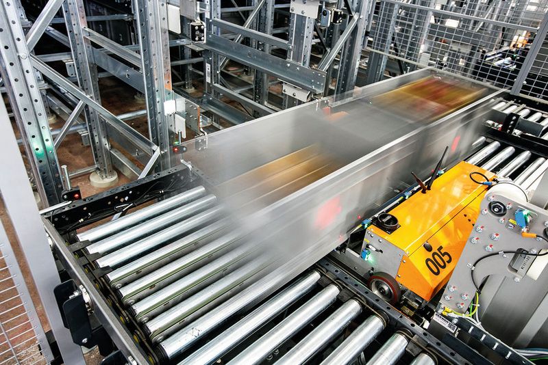 Sieben Adapto-Lifte und 25 Shuttles sind für die Ein- und Auslagerung der mit circa 8000 verschiedenen Artikeln gefüllten Lagerkartons vorgesehen. (Vanderlande)