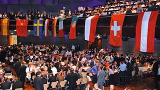 Dank Flagge nicht zu übersehen: auch  Schweizer Vertreter sind beim Aachener Werkzeugmaschinen-Kolloquium mit dabei.  (Bild: RWTH Aachen)