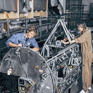 Mit viel Begeisterung für historische Flugzeuge restaurieren Natascha Wirth (Underwriter Aerospace, Pilotin) und Clemens Rüb (Flugzeugmechaniker, Pilot) in Bleienbach einen 80 Jahre alten IFR-Trainer «AT-16 Harvard IIb».(Bild:  Motorex)