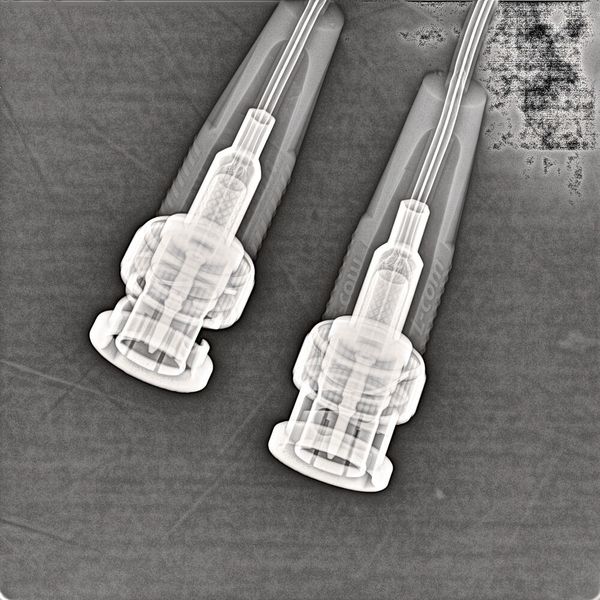 Die Kabelstecker von Fischer Connectors auf einer Röntgenaufnahme (Bild: Fischer Connectors)