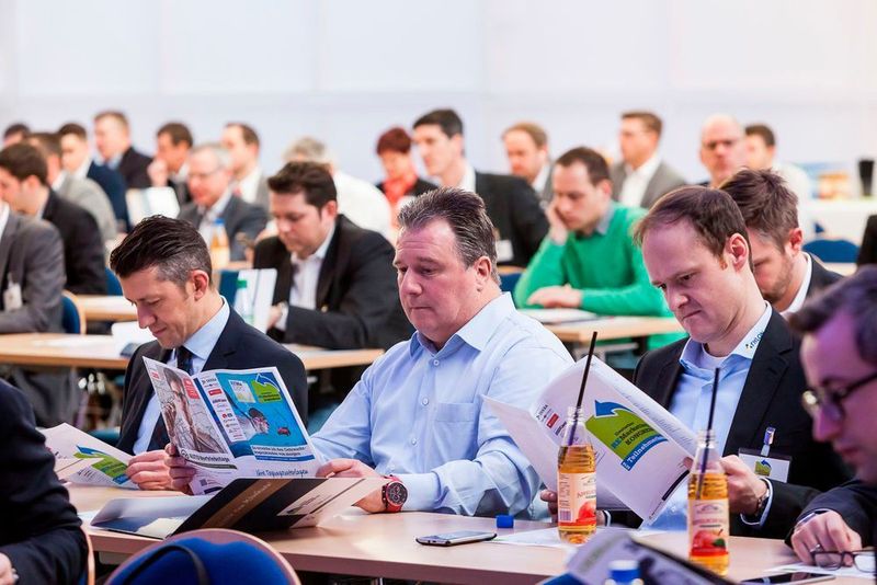 Das Programmheft fasst die Highlights des Tages zusammen. Die Vorträge standen unter dem Motto „So erreiche ich den Gebrauchtwagenkunden von morgen“. (Stefan Bausewein)
