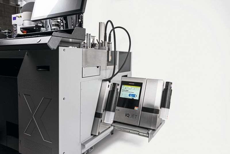 Integrierte Kennzeichnungstechnologie: Die beiden Leibinger Iqjet sind platzsparend und einfach zugänglich über eine praktische Schublade direkt in das Gehäuse der Zeta 620 G2 integriert (Bild: Komax AG)