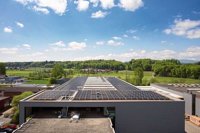Die neue Photovoltaik-Anlage ist auf der Produktionshalle 1 von Bystranic installiert und liefert nicht nur Energie für die Produktion von Lasermaschinen sondern auch für E-Mobility. (Bystronic)