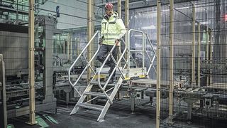 Überstiege und Treppen können mit dem Produktkonfigurator der Munk Günzburger Steigtechnik individuell zusammengestellt und dank ihres modularen Aufbaus bei Bedarf auch flexibel verändert und erweitert werden. (Bild: Werbefotografie Weiss GmbH)