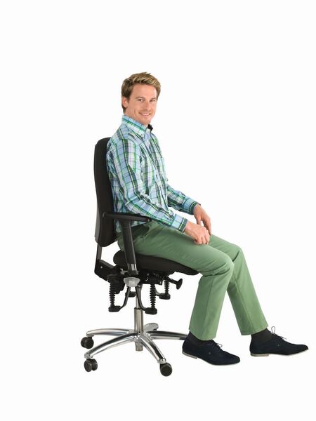 Sitzende befinden sich immer ergonomisch richtig über der Körpermitte und bleiben permanent in Balance und Bewegung. (Bild: Medienagentur Jahreiss/Haider)