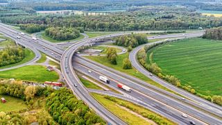 Bundesverkehrsminister Patrick Schnieder hat die Gelder für große Straßenbau-Projekte freigegeben. Der Ausbau und Lüclenschluss von Autobahnen kann beginnen. (Bild: Autobahnkreuz Münster-Süd (A1) / Dirk Vorderstraße / CC BY)