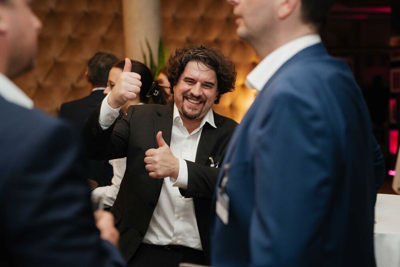 Martin Lambert von Cisco ThousandEyes genießt den Ausklang. (Bild: Manuel Emme Fotografie)