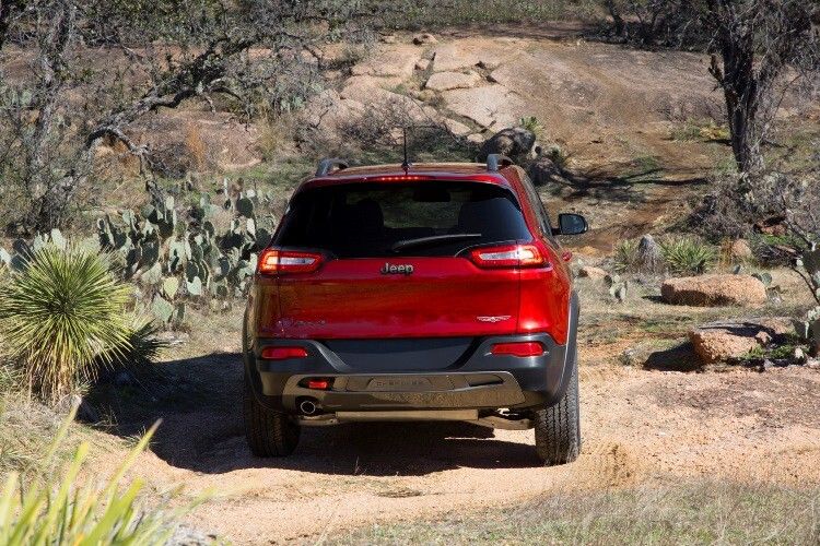 Aus den 3,2 Litern holt der Sechszylinder 200 kW/271 PS und maximal 316 Nm, mit denen der Cherokee behände ausschreitet. (Foto: Jeep)