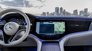 Fahrer eines Mercedes-Benz mit dem MBUX Sprachassistenten können in den USA an einem dreimonatigen Testprogramm für die Chat-GPT-Unterstützung teilnehmen.   (Bild: Mercedes-Benz AG)