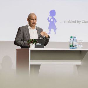 Dr. Dietrich Maas (im Bild) und Dr. Jörg Appel von Clariant stellen Clarita vor – ein KI-Assistenzsystem, das Mitarbeitende individuell in Vertrieb, Produktion und Forschung unterstützt. Die Plattform basiert auf unternehmensweiten Daten und ermöglicht durch spezialisierte ML-Modelle intelligente, kontextbezogene Hilfestellung.(Bild:  Stefan Bausewein)
